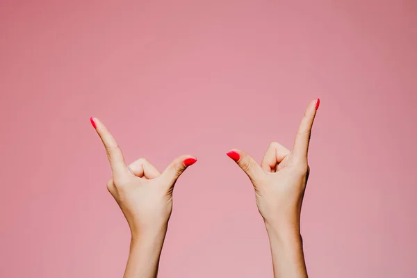 女性の手で明るいマニキュアで隔離されたピンクの背景インデックス指アップ — ストック写真