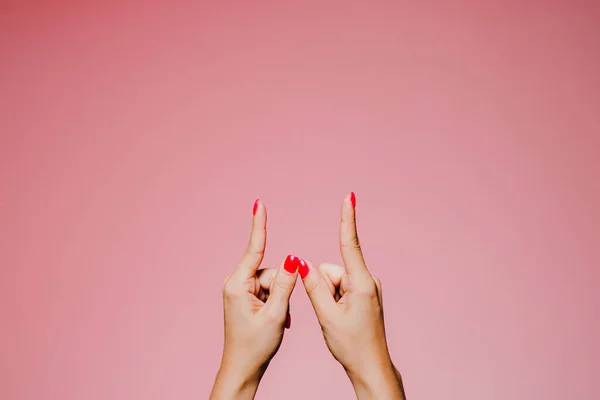 Las Manos Mujer Con Manicura Brillante Aislado Sobre Fondo Rosa —  Fotos de Stock