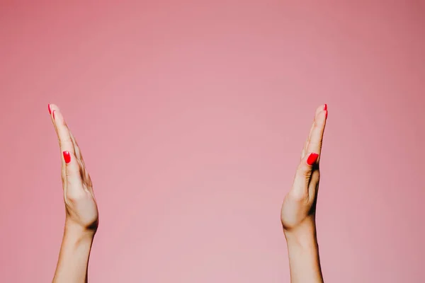 Las Manos Mujer Aplaudiendo Con Manicura Brillante Aislado Sobre Fondo —  Fotos de Stock