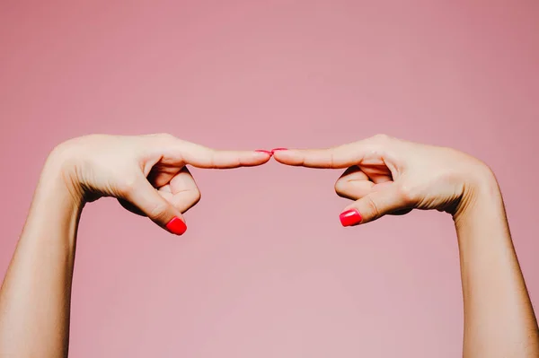 Las Manos Mujer Con Manicura Brillante Aislado Sobre Fondo Rosa — Foto de Stock