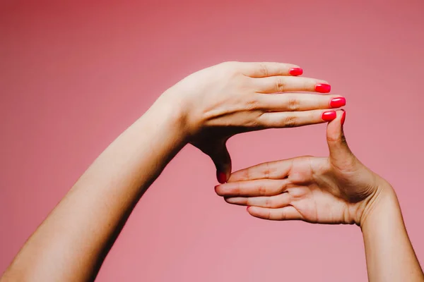 Las Manos Mujer Con Manicura Brillante Aislado Gesto Marco Fondo —  Fotos de Stock