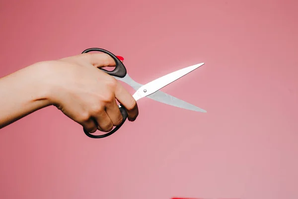 Рука Женщины Ножницами Изолированы Розовом Фоне — стоковое фото