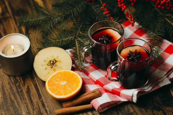 Zwei Glasbecher Mit Glühwein Mit Zitrusfrüchten Äpfeln Und Gewürzen Auf — Stockfoto