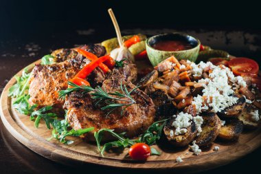 Patatesli biftek, acılı biber, fasulye ve taze patates, soğan, peynir, salatalık turşusu ve kırmızı sos..