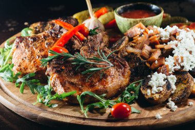 Patatesli biftek, acılı biber, fasulye ve taze patates, soğan, peynir, salatalık turşusu ve kırmızı sos..