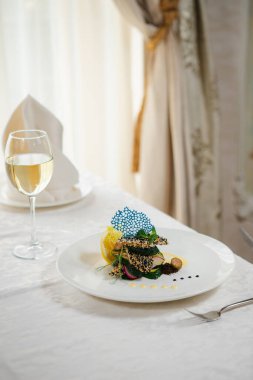 Dana eti bir restoranda tabakta susam tohumuyla süslenir. Yaratıcı yemek.