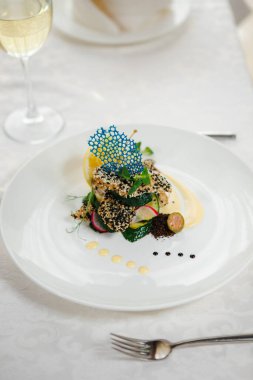 Dana eti bir restoranda tabakta susam tohumuyla süslenir. Yaratıcı yemek.