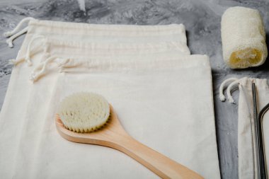 Pamuk eko torbalar, yeniden kullanılabilir paslanmaz çelik pipetler, luffa vücut süngeri ve kuru bir vücut fırçası ile kapatıyoruz. Sıfır atık, çevre dostu kavram.