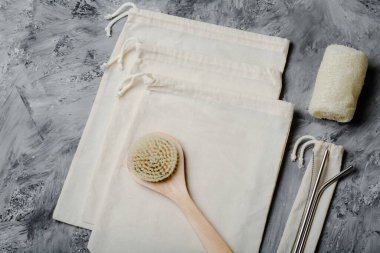 Pamuk eko torbalar, yeniden kullanılabilir paslanmaz çelik pipetler, luffa vücut süngeri ve kuru bir vücut fırçası ile kapatıyoruz. Sıfır atık, çevre dostu kavram.