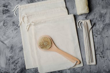 Pamuk eko torbalı plastik set, yeniden kullanılabilir paslanmaz çelik pipetler, luffa vücut süngeri ve kuru vücut fırçası üst görünümü. Sıfır atık, çevre dostu kavram.