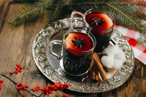 Zwei Glasbecher Mit Glühwein Mit Zitrusfrüchten Apfel Und Gewürzen Auf — Stockfoto