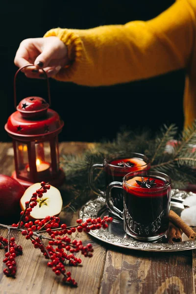 Glühwein Tannenzweige Rote Beeren Die Hand Einer Frau Die Eine — Stockfoto