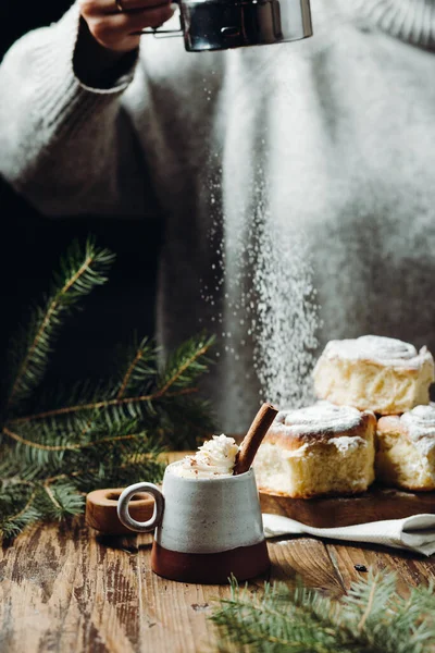 Ein Heißer Kakao Mit Zimtstange Und Frischen Weihnachtsbrötchen Mit Puder — Stockfoto