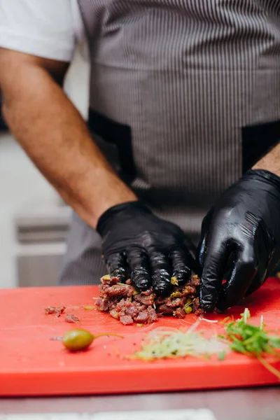 Processo Cozimento Tartare Carne Mãos Homem Adicionando Alcaparras Carne Picada — Fotografia de Stock