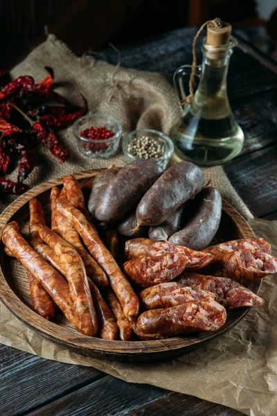 Tres Tipos Tradicionales Salchichas Carne Tazón Madera Rústico Chiles Secos —  Fotos de Stock