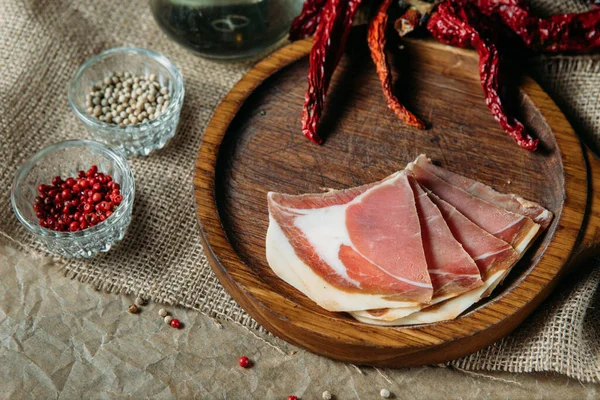 Presunto Carne Porco Prosciutto Seco Com Ervas Especiarias Tábua Redonda — Fotografia de Stock