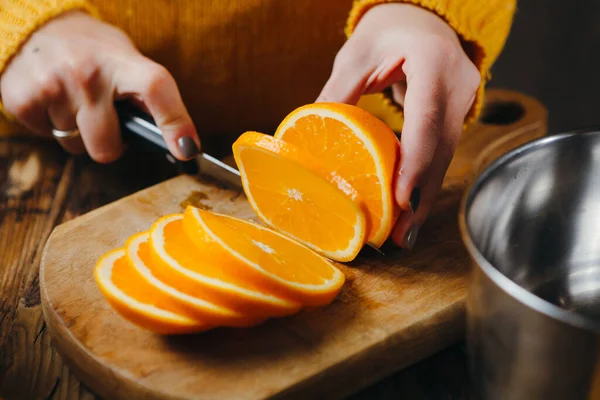 Großaufnahme Von Frauenhänden Die Orangen Für Glühwein Schneiden — Stockfoto