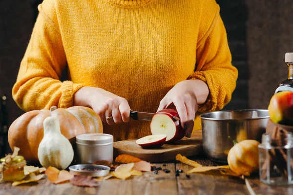 Close Photo Woman Hands Yellow Sweater Cutting Apples Hot Wine — Stock Photo, Image