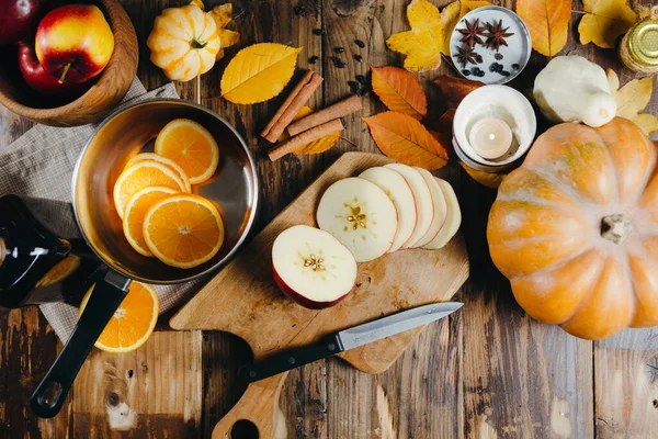 Flatlay Hozzávalókkal Főzés Forralt Bor Vágott Alma Táblán Narancs Fahéj — Stock Fotó