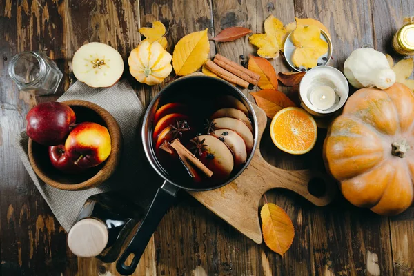 Forralt Bor Forró Ital Citrusfélékkel Almával Fűszerekkel Alumínium Edényben Alapon — Stock Fotó
