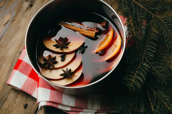 Glühwein Heißgetränk Mit Zitrusfrüchten Apfel Und Gewürzen Aluminiumtopf Auf Karierter — Stockfoto