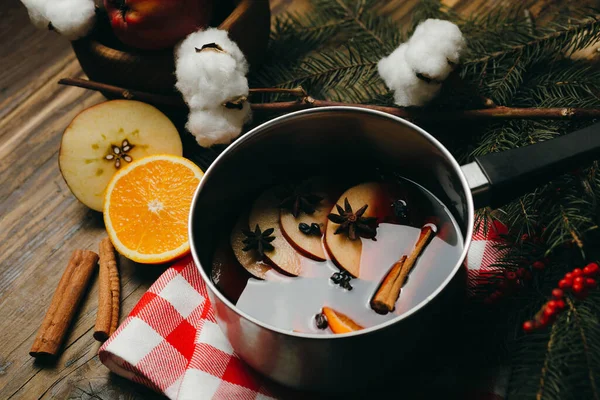 Glühwein Heißgetränk Mit Zitrusfrüchten Apfel Und Gewürzen Aluminiumtopf Auf Karierter — Stockfoto