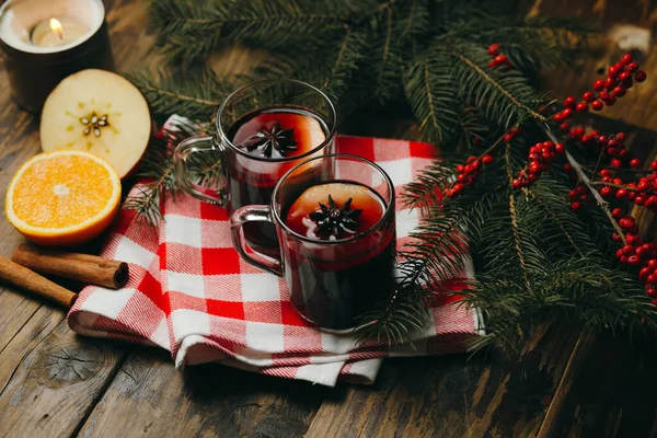 Zwei Glasbecher Mit Glühwein Mit Zitrusfrüchten Äpfeln Und Gewürzen Auf — Stockfoto