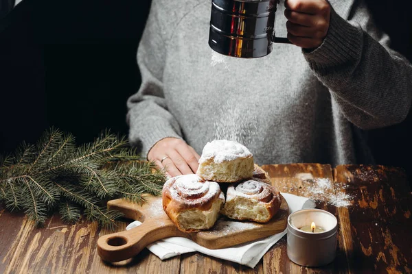 Frau Grauen Pullover Streut Zuckerpuder Auf Zimtschnecken Die Auf Dem — Stockfoto