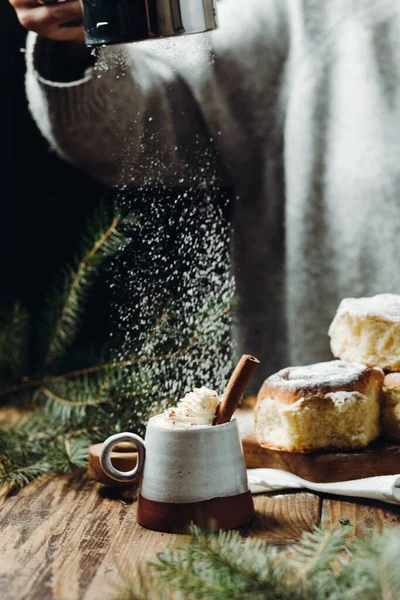 Ein Heißer Kakao Mit Zimtstange Und Frischen Weihnachtsbrötchen Mit Puder — Stockfoto