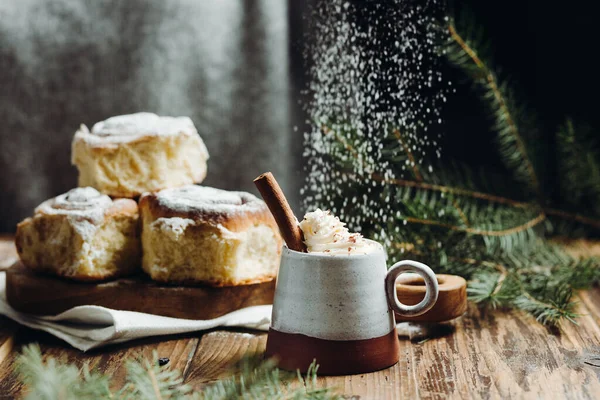 Ein Heißer Kakao Mit Zimtstange Und Frische Weihnachtsbrötchen Mit Puder — Stockfoto