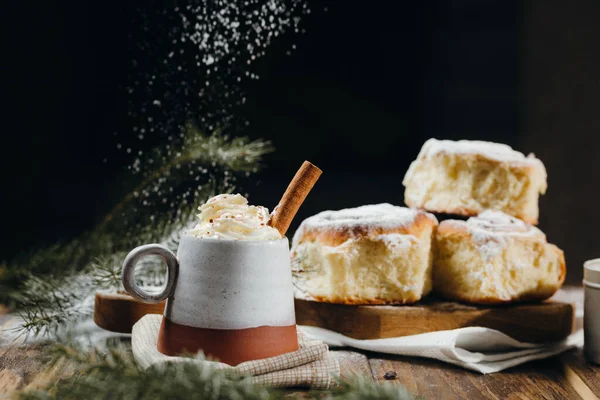 一个热可可与奶油 肉桂棒和新鲜的圣诞面包粉和节日餐桌 糖粉撒在背景像雪 — 图库照片