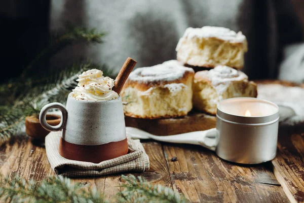 Ein Heißer Kakao Mit Schlagsahne Zimtstange Und Frischen Weihnachtsbrötchen Mit — Stockfoto