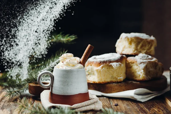 Ein Heißer Kakao Mit Schlagsahne Zimtstange Und Frischen Weihnachtsbrötchen Mit — Stockfoto