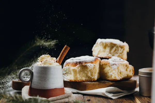 Ein Heißer Kakao Mit Schlagsahne Zimtstange Und Frischen Weihnachtsbrötchen Mit — Stockfoto