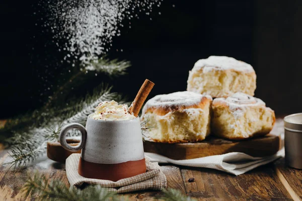 Ein Heißer Kakao Mit Schlagsahne Zimtstange Und Frischen Weihnachtsbrötchen Mit — Stockfoto