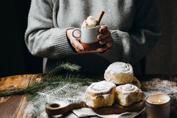 Frauenhände Halten Heißen Kakao Mit Schlagsahne Und Zimtstange Weihnachtsgebäck Liegt — Stockfoto