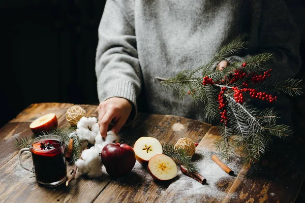 Großaufnahme Auf Einem Tisch Dem Eine Frau Grauen Pullover Weihnachtsdekoration — Stockfoto