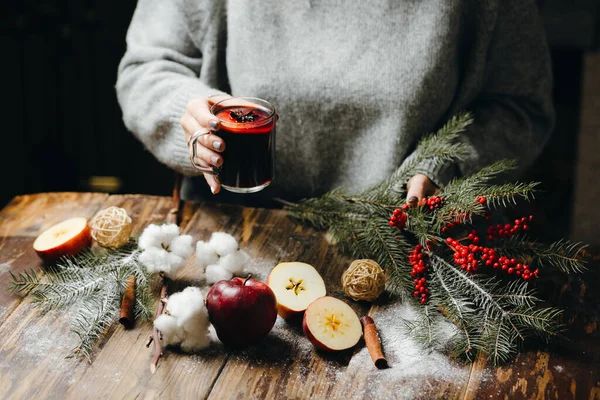 Glühwein Den Händen Der Frau Grauen Pullover Schöne Weihnachtsdekorationen Liegen — Stockfoto