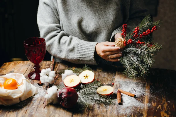 Großaufnahme Auf Einem Tisch Dem Eine Frau Grauen Pullover Weihnachtsdekoration — Stockfoto