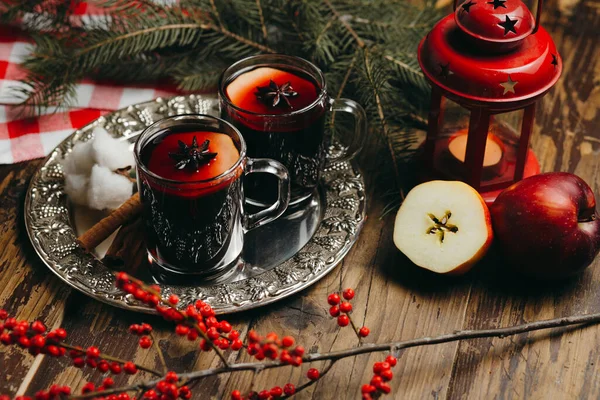 Deux Tasses Avec Vin Chaud Avec Cannelle Sur Plateau Argent — Photo