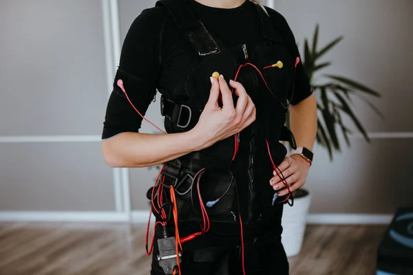 Kvinna Justera Sin Kostym Ems Elektro Stimulering Kostym Med Kablar — Stockfoto