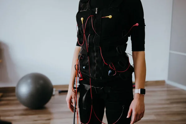 Kvinna Ems Elektro Stimulering Kostym Med Kablar — Stockfoto