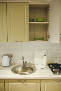 Modern mutfak, lavabo fotoğrafı ve boş dolap..