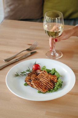 Kızarmış patates ve sebzeli tavuklu sandviç. Yemek zamanı..