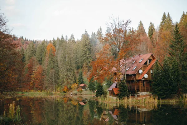 Paysage Automne Montagne Avec Lac Une Maison Une Forêt Colorée — Photo