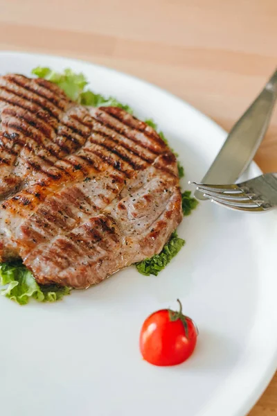 Nahaufnahme Von Gegrilltem Steak Mit Salat Und Kirschtomaten Auf Einem — Stockfoto