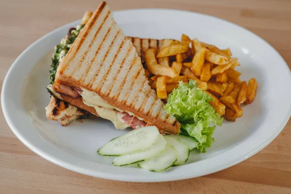 Bacon Club Smörgås Med Pommes Frites Och Grönsaker Vit Tallrik — Stockfoto