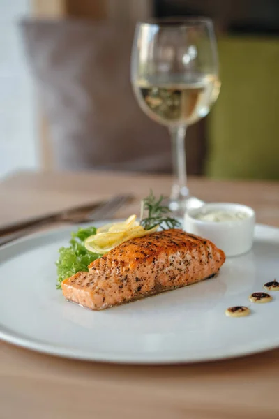 Bonito Filete Salmón Filete Crujiente Salmón Parrilla Con Limón Ensalada — Foto de Stock