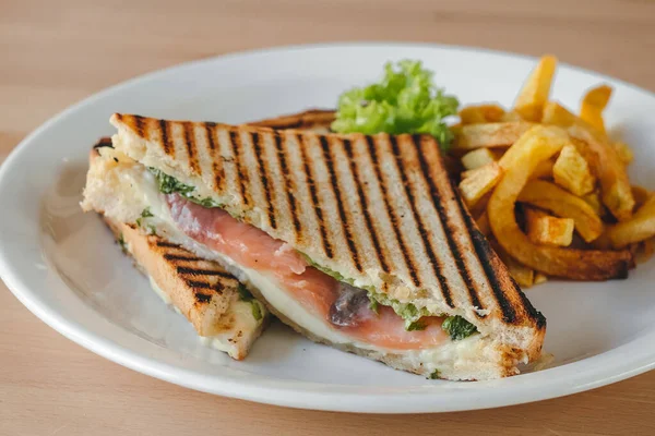 Smörgåsar Vitt Bröd Pommes Frites Och Sallad Tallrik Restaurang Ett — Stockfoto