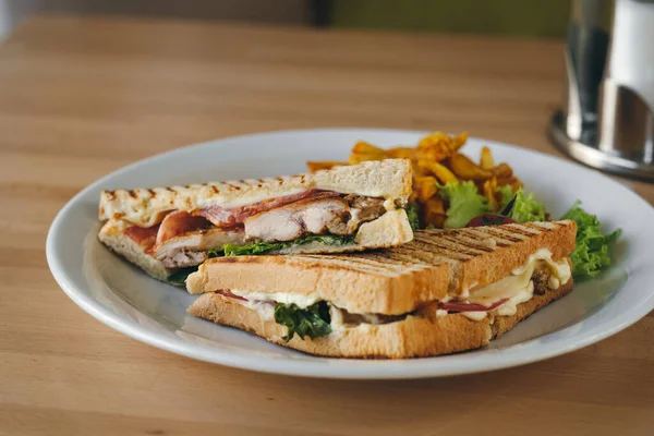 Großaufnahme Von Hähnchen Speck Club Sandwich Mit Pommes Und Gemüse — Stockfoto